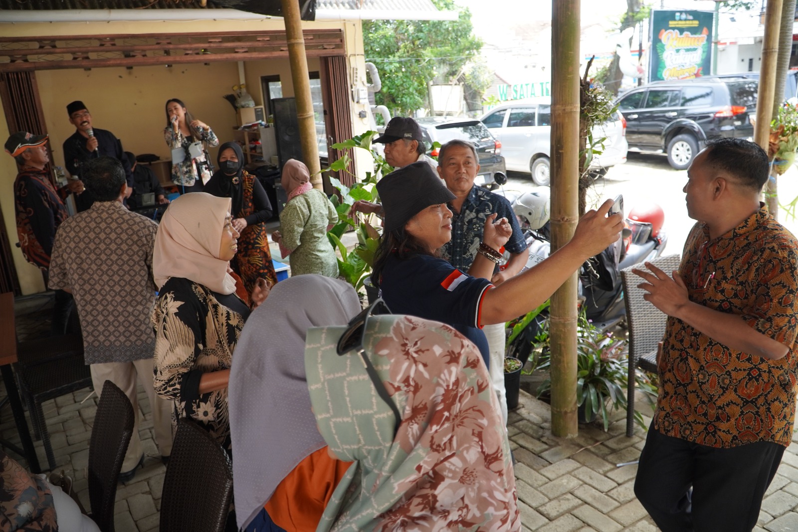 19. Peserta Tanpa Komando Larut dalam Irama Dangdut saat Ketua Umum Bernyanyi
